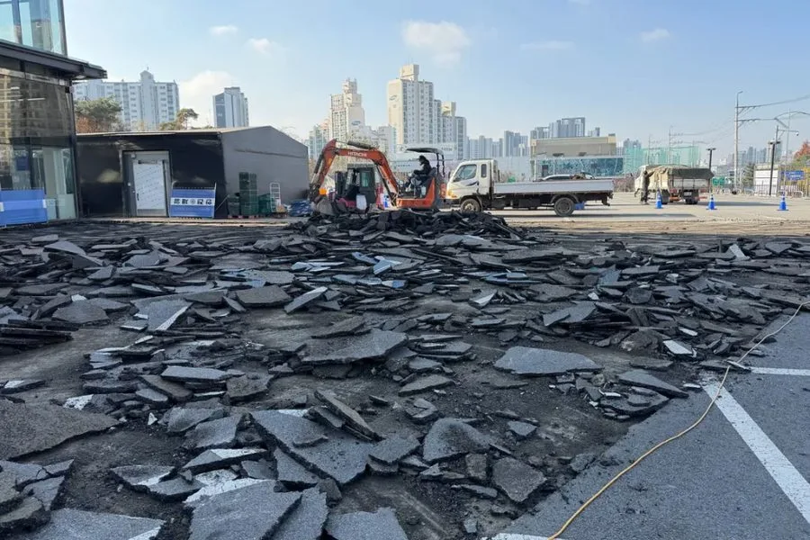 경기도 안성시 주차장 아스팔트 철거 실제 사례 사진 · 협력 파트너 제공